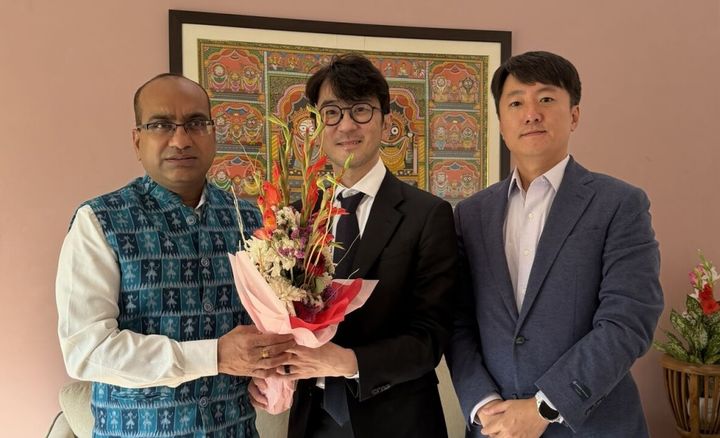 [서울=뉴시스] 20일 업계에 따르면 김 대표는 이날 수지트 쿠마르(Sujeet Kumar) 인도 상원 의원을 만나 인도 크래프톤의 현지 시장 전략을 공유했다. 사진은 (왼쪽부터) 수지트 쿠마르 인도 상원의원, 김창한 크래프톤 대표, 손현일 인도법인장. (사진=링크드인) *재판매 및 DB 금지