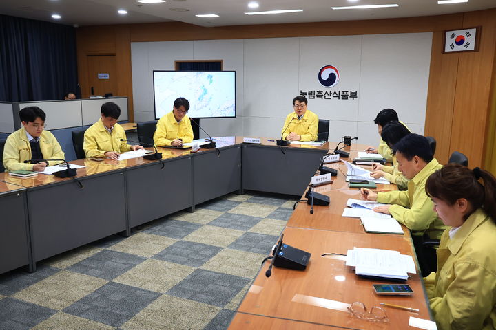 [세종=뉴시스] 농림축산식품부는 20일 한파특보 발효에 따라 농작물 피해 최소화를 위한 긴급 점검회의를 개최했다고 밝혔다. (사진=농식품부 제공) 2026.04.20. photo@newsis.com *재판매 및 DB 금지