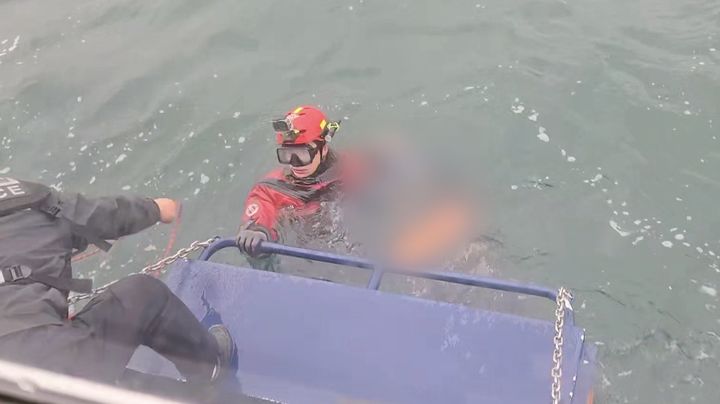 [태안=뉴시스] 태안해경이 20일 마검포항 인근 바다에서 발견된 70대 실종자 시신을 연안구조정으로 인양하고 있다. (사진=태안해양경찰서 제공) 2026.04.20. photo@newsis.com *재판매 및 DB 금지