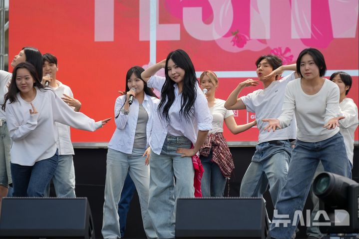 [군포=뉴시스] 한세대학교 공연예술 전공 학생들이 지역 대표 축제인 '제12회 군포 철쭉축제'에서 시민들과 호흡하며 열정적인 무대를 선보이고 있다. (사진=한세대 제공).2026.04.20. photo@newsis.com 