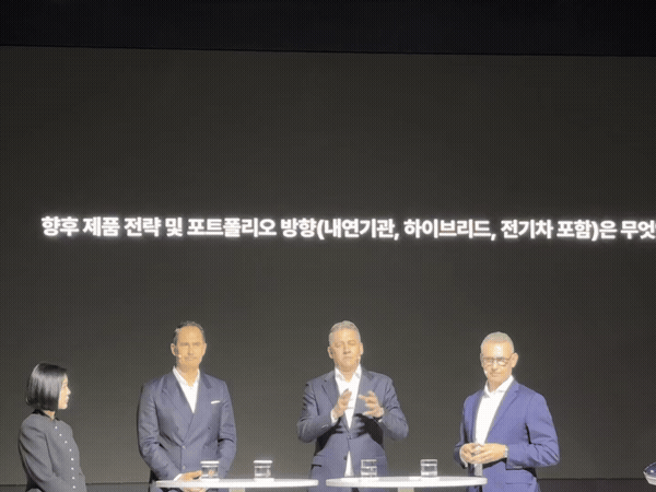 [서울=뉴시스] 신항섭 기자 = 게르놋 될너 아우디 AG 이사회 의장(회장)이 20일 '더 뉴 아우디 A6 미디어 컨퍼런스'에 참석해 질의응답 시간을 갖고 있다. 2026.04.20. *재판매 및 DB 금지