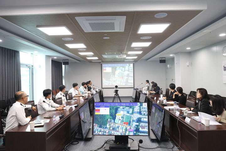 [강릉=뉴시스] 강원 강릉경찰서가 20일 율곡초등학교 주변 어린이 교통사고 예방 및 안전한 통학로 조성을 위한 '유관기관 합동 회의'를 개최하고 있다. (사진=강릉경찰서 제공) 2026.04.20. photo@newsis.com *재판매 및 DB 금지