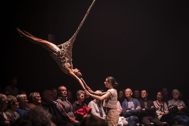 스페인 참여팀 '배꼽-기억 뜨개' 공연 장면. (사진=서울문화재단 제공) *재판매 및 DB 금지