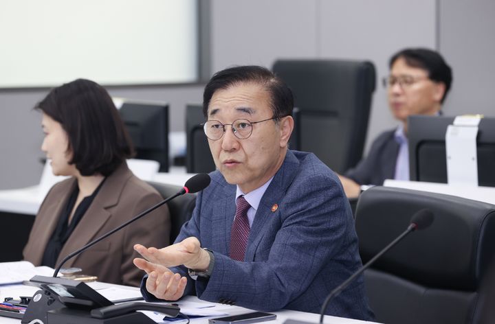 [서울=뉴시스] 김윤덕 국토교통부 장관은 20일 오후 인천국제공항에서 국내 12개 항공사 최고경영자(CEO)와 간담회를 열고 중동 전쟁 장기화에 따른 항공업계의 고유가·고환율 위기 극복 방안과 소비자 보호 대책을 논의했다고 밝혔다. (사진=국토교통부 제공) 2026. 4. 20. *재판매 및 DB 금지