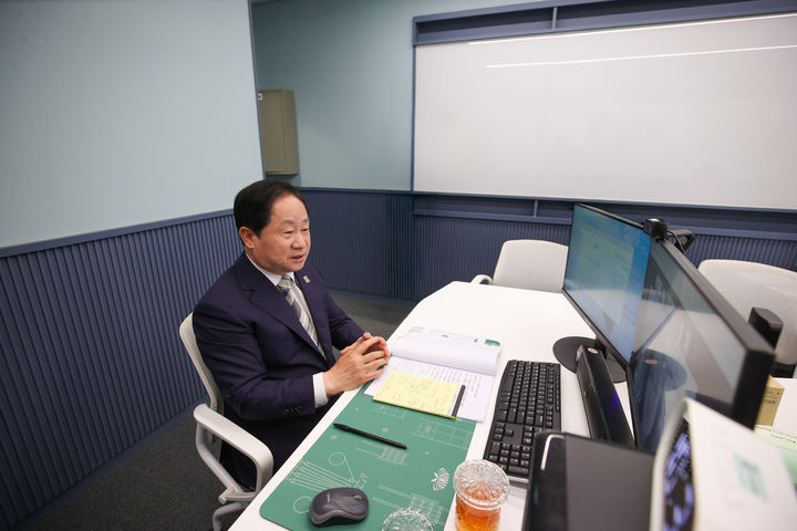 주광덕 남양주시장이 유니세프 한국위원회 관계자들에게 남양주의 아동친화도시 비전에 대해 설명하고 있다. (사진=남양주시 제공) photo@newsis.com *재판매 및 DB 금지