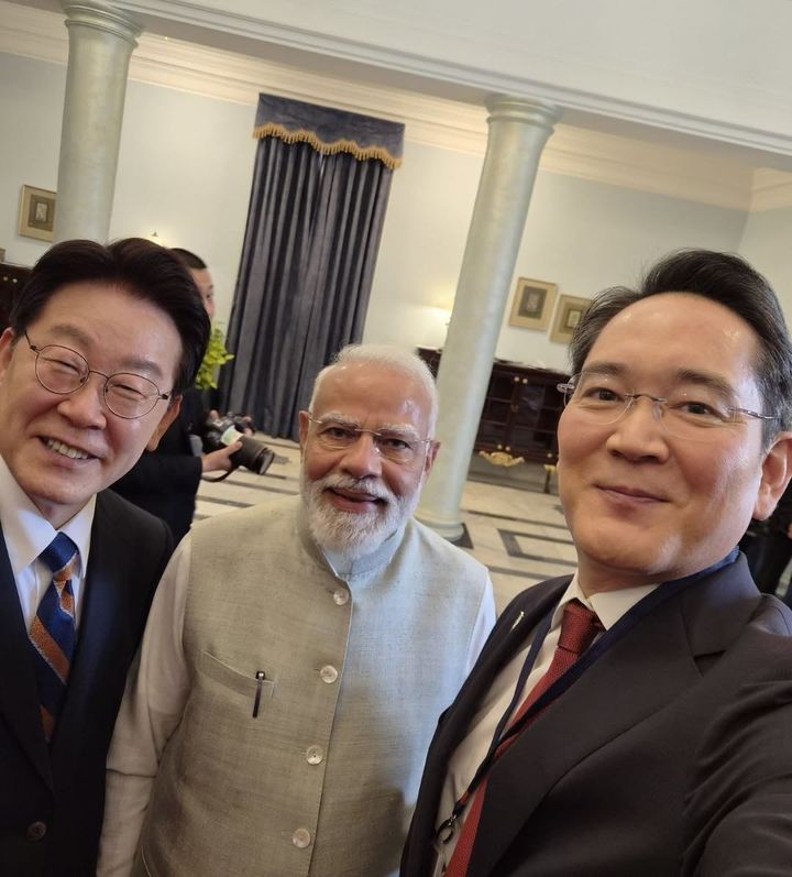 이재명 대통령과 나렌드라 모디 인도 총리, 그리고 이재용 삼성전자 회장이 20일 인도 노이다 공장에 생산된 '갤럭시 Z플립7'을 직접 셀카를 촬영하고 있다.(출처=삼성전자 뉴스룸 인스타그램) *재판매 및 DB 금지