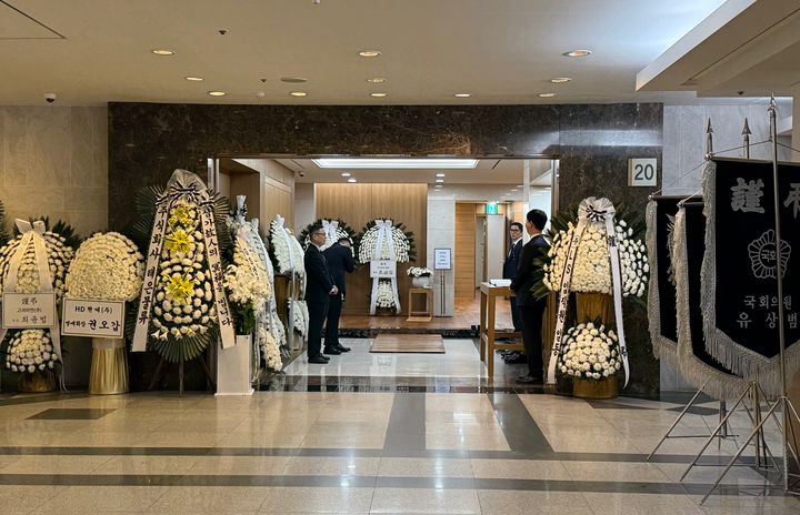 [서울=뉴시스] 박나리 기자 = 20일 서울아산병원에 마련된 구자은 LS 회장 모친 고 유한선 여사의 빈소 2026.04.20. parknr@newsis.com *재판매 및 DB 금지