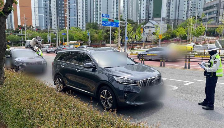 [부산=뉴시스] 부산경찰청은 20일 연제구 월륜교차로 등 부산지역 교차로에서 우회전 시 일시정치 위반 집중단속을 벌였다고 밝혔다. (사진=부산경찰청 제공) 2026.04.20. photo@newsis.com *재판매 및 DB 금지