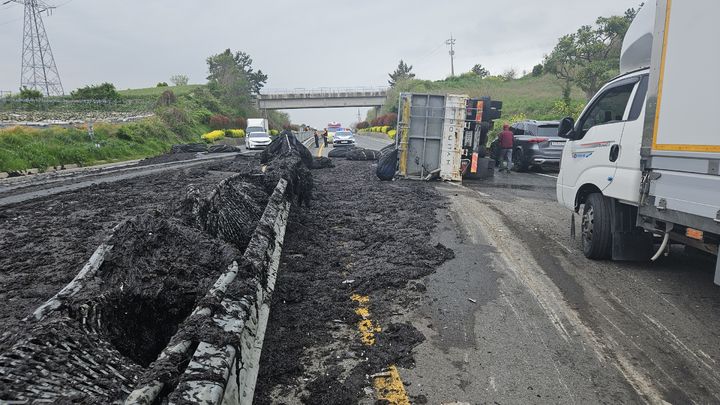 [해남=뉴시스] 20일 오후 2시33분께 전남 해남군 문내면 한 도로에서 4.5t 화물차가 전도돼 차량에 실려 있던 물김이 도로 위로 쏟아졌다. (사진 = 전남소방본부 제공) 2026.04.20. photo@newsis.com *재판매 및 DB 금지