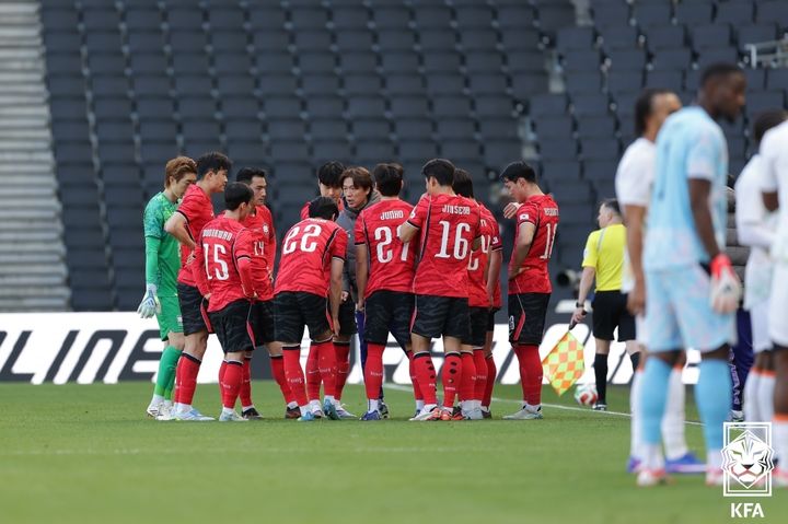 [서울=뉴시스] 코트디부아르와의 친선경기 중 '하이드레이션 브레이크'를 보내고 있는 한국 축구대표팀. (사진=대한축구협회 제공) *재판매 및 DB 금지