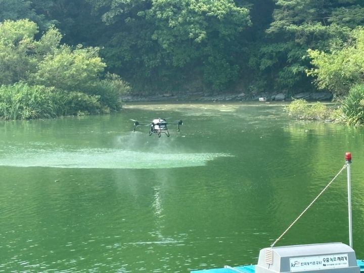 [창원=뉴시스]드론을 활용한 녹조 방제활동. (사진=농어촌공사 경남본부 제공) 2026.04.20. photo@newsis.com *재판매 및 DB 금지