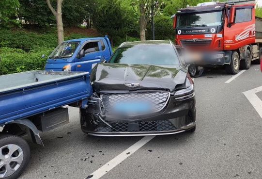 [부산=뉴시스] 20일 오후 부산 사상구의 한 도로에서 덤프트럭이 앞서 신호대기 중이던 차량 2대를 들이받는 등 8중 추돌사고가 발생했다. (사진=부산경찰청 제공) 2026.04.20. photo@newsis.com *재판매 및 DB 금지