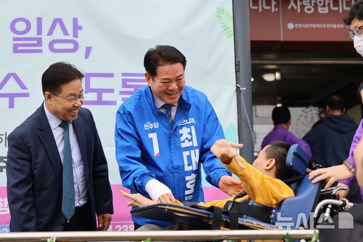 [안양=뉴시스] 최대호 민주당 후보가 휠체어를 탄 장애인과 이야기를 나누고 있다. (사진=선거 사무소 제공).2026. 04. 20. photo@newsis.com