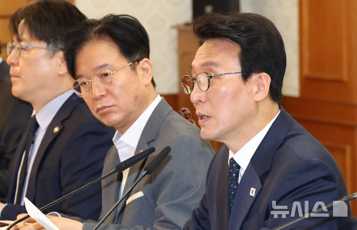 [서울=뉴시스] 추상철 기자 = 김민석 국무총리가 20일 오전 서울 종로구 정부서울청사에서 열린 새만금 전북 대혁신TF 2차 회의에서 발언하고 있다. 2026.04.20. scchoo@newsis.com