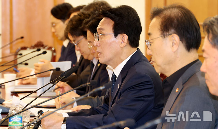 [서울=뉴시스] 추상철 기자 = 김민석 국무총리가 20일 오전 서울 종로구 정부서울청사에서 열린 새만금 전북 대혁신TF 2차 회의에서 발언하고 있다. 2026.04.20. scchoo@newsis.com