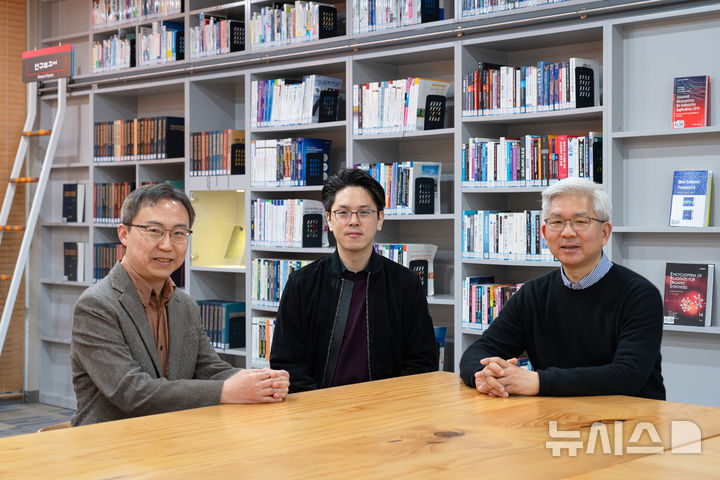 [광주=뉴시스] 광주과학기술원(GIST) 인문사회과학부 김건우 학부장(왼쪽부터), 안강훈 교수, 강진호 교수. (사진=GIST 제공) 2026.04.20. photo@newsis.com *재판매 및 DB 금지