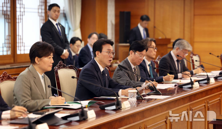 [서울=뉴시스] 김선웅 기자 = 김민석 국무총리가 20일 서울 종로구 정부서울청사에서 열린 비상경제본부회의에서 모두발언을 하고 있다. 2026.04.20. mangusta@newsis.com