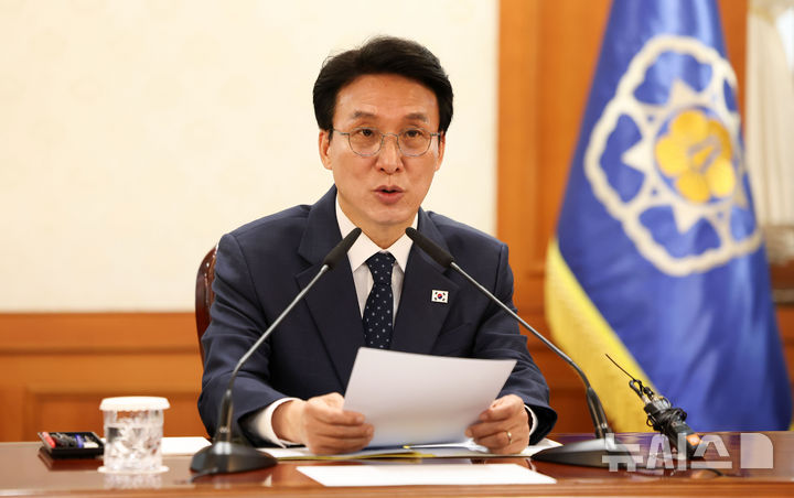 [서울=뉴시스] 김선웅 기자 = 김민석 국무총리가 20일 서울 종로구 정부서울청사에서 열린 비상경제본부회의에서 모두발언을 하고 있다. 2026.04.20. mangusta@newsis.com