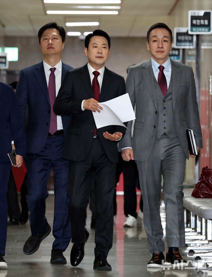 [서울=뉴시스] 조성봉 기자 = 장동혁 국민의힘 대표와 최고위원들이 20일 오전 서울 여의도 국회에서 열린 최고위원회의에 참석하고 있다. 2026.04.20. suncho21@newsis.com