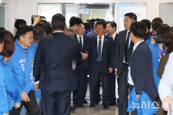 [보령=뉴시스] 고승민 기자 = 정청래 더불어민주당 대표가 20일 충남 보령머드테마파크 컨벤션관에서 열린 현장 최고위원회의에 참석하며 선거 출마자들과 인사를 나누고 있다. 2026.04.20. kkssmm99@newsis.com