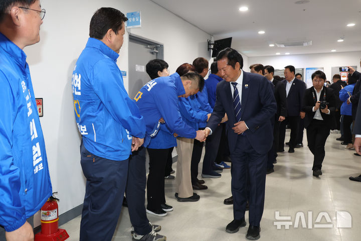 [보령=뉴시스] 고승민 기자 = 정청래 더불어민주당 대표가 20일 충남 보령머드테마파크 컨벤션관에서 열린 현장 최고위원회의에 참석하며 선거 출마자들과 인사를 나누고 있다. 2026.04.20. kkssmm99@newsis.com