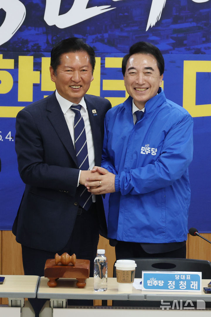 [보령=뉴시스] 고승민 기자 = 정청래 더불어민주당 대표가 20일 충남 보령머드테마파크 컨벤션관에서 열린 현장 최고위원회의에서 박수현 충남도지사 후보에게 선거 점퍼를 입혀준 뒤 기념촬영하고 있다. 2026.04.20. kkssmm99@newsis.com