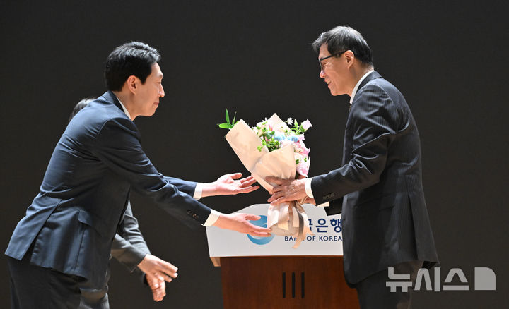 [서울=뉴시스] 박주성 기자 = 이창용 한국은행 총재가 20일 오전 서울 중구 한국은행 별관에서 열린 이임식에서 꽃다발을 받고 있다. (공동취재). 2026.04.20. photo@newsis.com