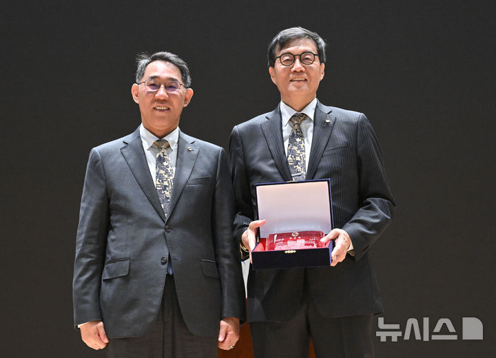 [서울=뉴시스] 박주성 기자 = 이창용 한국은행 총재가 20일 오전 서울 중구 한국은행 별관에서 열린 이임식에서 한은패를 받고 있다. (공동취재). 2026.04.20. photo@newsis.com