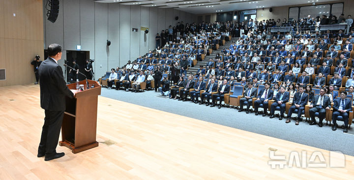 [서울=뉴시스] 박주성 기자 = 이창용 한국은행 총재가 20일 오전 서울 중구 한국은행 별관에서 열린 이임식에서 이임사를 하고 있다. (공동취재). 2026.04.20. photo@newsis.com
