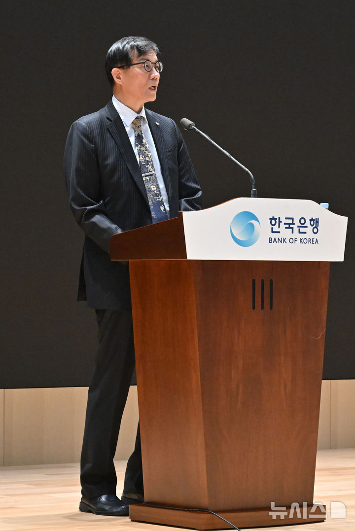 [서울=뉴시스] 박주성 기자 = 이창용 한국은행 총재가 20일 오전 서울 중구 한국은행 별관에서 열린 이임식에서 이임사를 하고 있다. (공동취재). 2026.04.20. photo@newsis.com