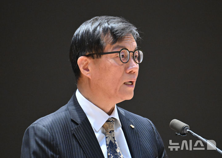 [서울=뉴시스] 박주성 기자 = 이창용 한국은행 총재가 20일 오전 서울 중구 한국은행 별관에서 열린 이임식에서 이임사를 하고 있다. (공동취재). 2026.04.20. photo@newsis.com