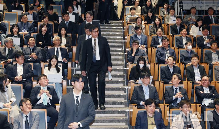 [서울=뉴시스] 박주성 기자 = 이창용 한국은행 총재가 20일 오전 서울 중구 한국은행 별관에서 열린 이임식에 참석하고 있다. (공동취재). 2026.04.20. photo@newsis.com