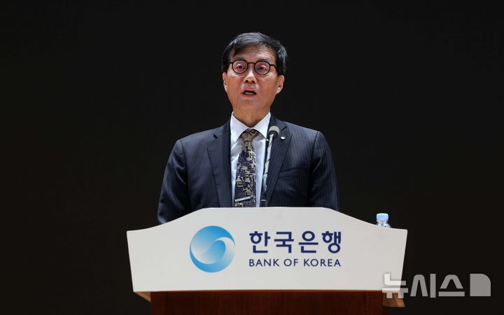 [서울=뉴시스] 박주성 기자 = 이창용 한국은행 총재가 20일 오전 서울 중구 한국은행 별관에서 열린 이임식에서 이임사를 하고 있다. (공동취재). 2026.04.20. photo@newsis.com