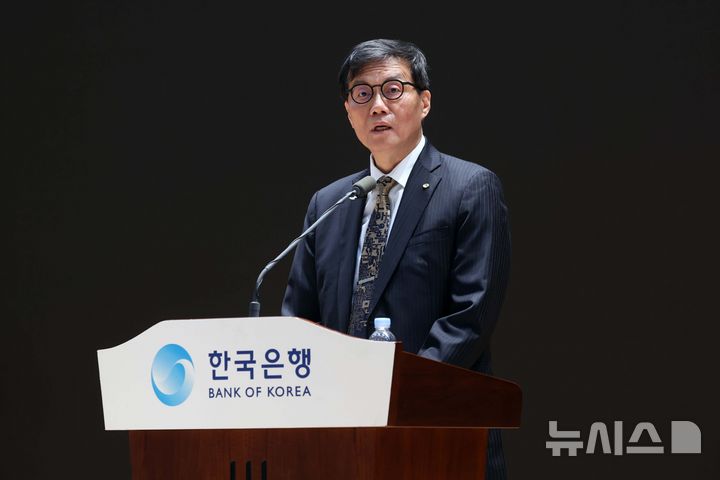 [서울=뉴시스] 박주성 기자 = 이창용 한국은행 총재가 20일 오전 서울 중구 한국은행 별관에서 열린 이임식에서 이임사를 하고 있다. (공동취재). 2026.04.20. photo@newsis.com