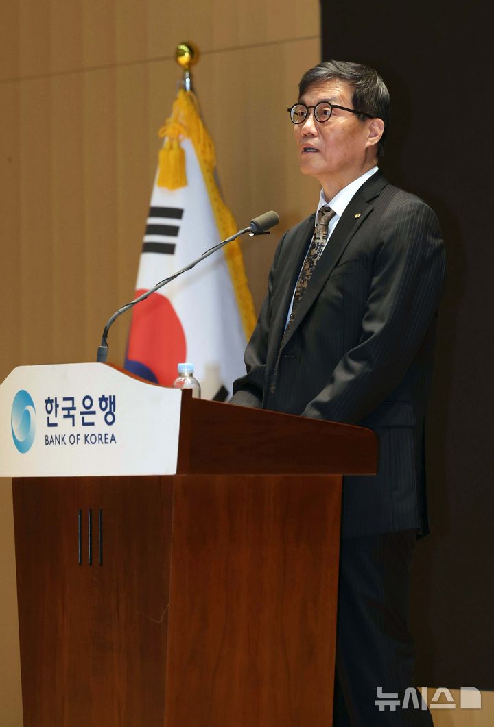 [서울=뉴시스] 박주성 기자 = 이창용 한국은행 총재가 20일 오전 서울 중구 한국은행 별관에서 열린 이임식에서 이임사를 하고 있다. (공동취재). 2026.04.20. photo@newsis.com