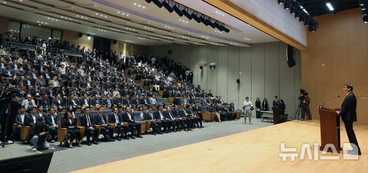 [서울=뉴시스] 박주성 기자 = 이창용 한국은행 총재가 20일 오전 서울 중구 한국은행 별관에서 열린 이임식에서 이임사를 하고 있다. (공동취재). 2026.04.20. photo@newsis.com