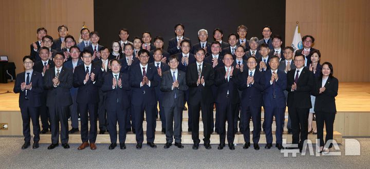 [서울=뉴시스] 박주성 기자 = 이창용 한국은행 총재가 20일 오전 서울 중구 한국은행 별관에서 열린 이임식에서 임직원들과 기념촬영을 하고 있다. (공동취재). 2026.04.20. photo@newsis.com