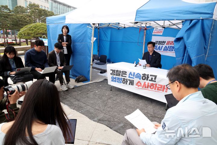 [서울=뉴시스] 조성봉 기자 = '민주당 전북도지사 경선' 관련 10일째 단식 농성중인 안호영 더불어민주당 의원이 20일 오전 서울 여의도 국회 본청 앞 농성장에서 '식사비 대납 의혹' 민주당 윤리감찰 관련 입장 발표를 하고 있다. 2026.04.20. suncho21@newsis.com