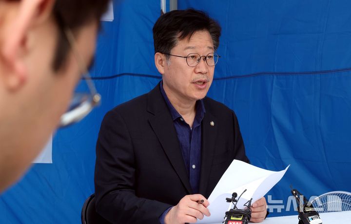 [서울=뉴시스] 조성봉 기자 = '민주당 전북도지사 경선' 관련 10일째 단식 농성중인 안호영 더불어민주당 의원이 20일 오전 서울 여의도 국회 본청 앞 농성장에서 '식사비 대납 의혹' 민주당 윤리감찰 관련 입장 발표를 하고 있다. 2026.04.20. suncho21@newsis.com