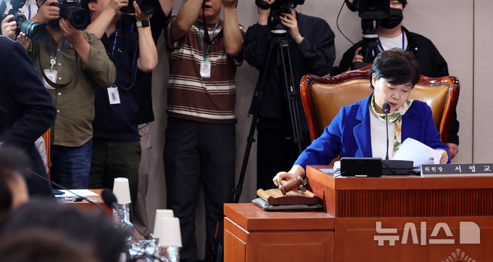 [서울=뉴시스] 김금보 기자 = 서영교 '윤석열정권정치검찰조작기소의혹사건진상규명국정조사특별위원회' 위원장이 20일 오전 서울 여의도 국회에서 열린 전체회의에서 의사봉을 두드리고 있다. 2026.04.20. kgb@newsis.com