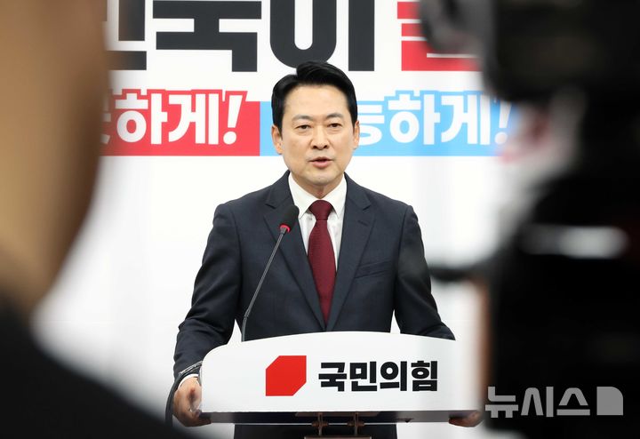 [서울=뉴시스] 조성봉 기자 = 장동혁 국민의힘 대표가 20일 오전 서울 여의도 국회에서 열린 방미 성과 관련 기자간담회에서 취재진의 질문에 답변하고 있다. 2026.04.20. suncho21@newsis.com 