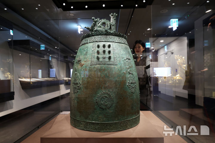 [서울=뉴시스] 박진희 기자 = 대한불교조계종 불교중앙박물관과 선운사는 특별전 '도솔산 선운사-선禪에 들고 구름에 눕다' 언론공개회를 20일 서울 종로구 불교중앙박물관 전시실에 갖고 국보인 내소사 '동종'을 선보이고 있다. 2026.04.20. pak7130@newsis.com