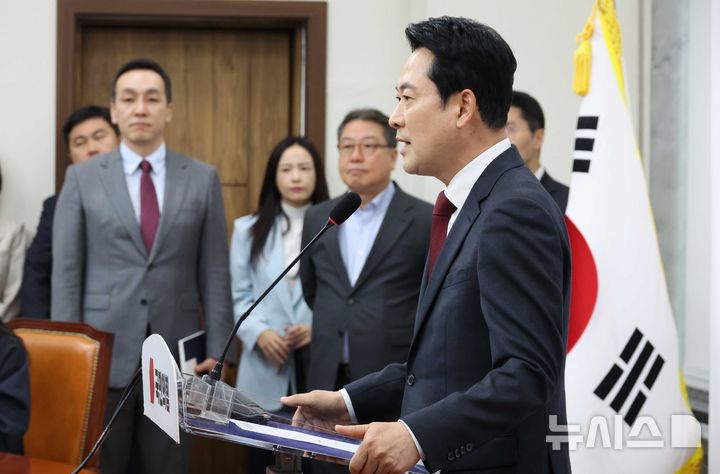 [서울=뉴시스] 조성봉 기자 = 장동혁 국민의힘 대표가 20일 오전 서울 여의도 국회에서 열린 방미 성과 관련 기자간담회에서 발언을 하고 있다. 2026.04.20. suncho21@newsis.com 