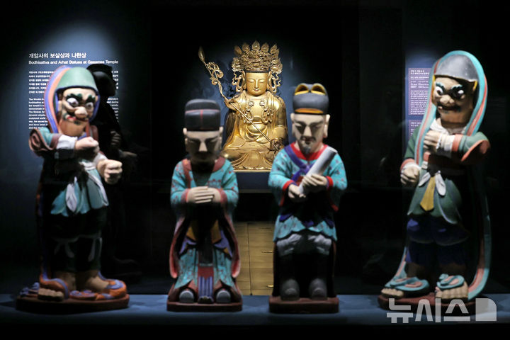 [서울=뉴시스] 박진희 기자 = 대한불교조계종 불교중앙박물관과 선운사는 특별전 '도솔산 선운사-선禪에 들고 구름에 눕다' 언론공개회를 20일 서울 종로구 불교중앙박물관 전시실에 갖고 개암사 '목조보살좌상'(가운데)과 참당암 명부전 '석조판관상'·'장군상'·'사자상'을 선보이고 있다. 2026.04.20. pak7130@newsis.com