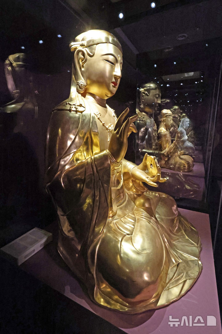 [서울=뉴시스] 박진희 기자 = 대한불교조계종 불교중앙박물관과 선운사는 특별전 '도솔산 선운사-선禪에 들고 구름에 눕다' 언론공개회를 20일 서울 종로구 불교중앙박물관 전시실에 갖고 도솔암 내원궁 '금동지장보살좌상'(왼쪽부터), 선운사 지장보궁 '금동지장보살좌상', 참당암 지장전 '석조지장보살좌상'을 선보이고 있다. 2026.04.20. pak7130@newsis.com