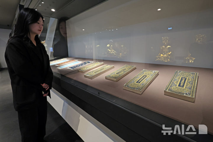 [서울=뉴시스] 박진희 기자 = 대한불교조계종 불교중앙박물관과 선운사는 특별전 '도솔산 선운사-선禪에 들고 구름에 눕다' 언론공개회를 20일 서울 종로구 불교중앙박물관 전시실에 갖고 내소사 '백지묵서묘법연화경'과 '사경보'·'포갑'을 선보이고 있다. 2026.04.20. pak7130@newsis.com