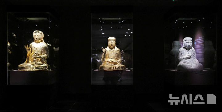 [서울=뉴시스] 박진희 기자 = 대한불교조계종 불교중앙박물관과 선운사는 특별전 '도솔산 선운사-선禪에 들고 구름에 눕다' 언론공개회를 20일 서울 종로구 불교중앙박물관 전시실에 갖고 도솔암 내원궁 '금동지장보살좌상'(왼쪽부터), 선운사 지장보궁 '금동지장보살좌상', 참당암 지장전 '석조지장보살좌상'을 선보이고 있다. 2026.04.20. pak7130@newsis.com