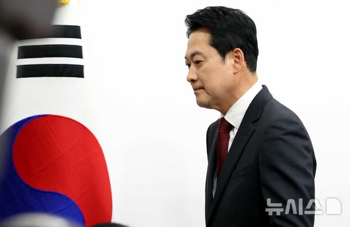 [서울=뉴시스] 조성봉 기자 = 장동혁 국민의힘 대표가 20일 오전 서울 여의도 국회에서 열린 방미 성과 관련 기자간담회를 마치고 밖으로 나서고 있다. 2026.04.20. suncho21@newsis.com