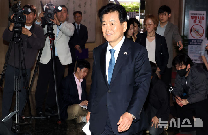 [서울=뉴시스] 추상철 기자 = 정동영 통일부 장관이 20일 오후 서울 종로구 정부서울청사에서 '북한 구성시 핵시설' 발언과 관련해 입장을 밝힌 후 이동하고 있다. 2026.04.20. scchoo@newsis.com