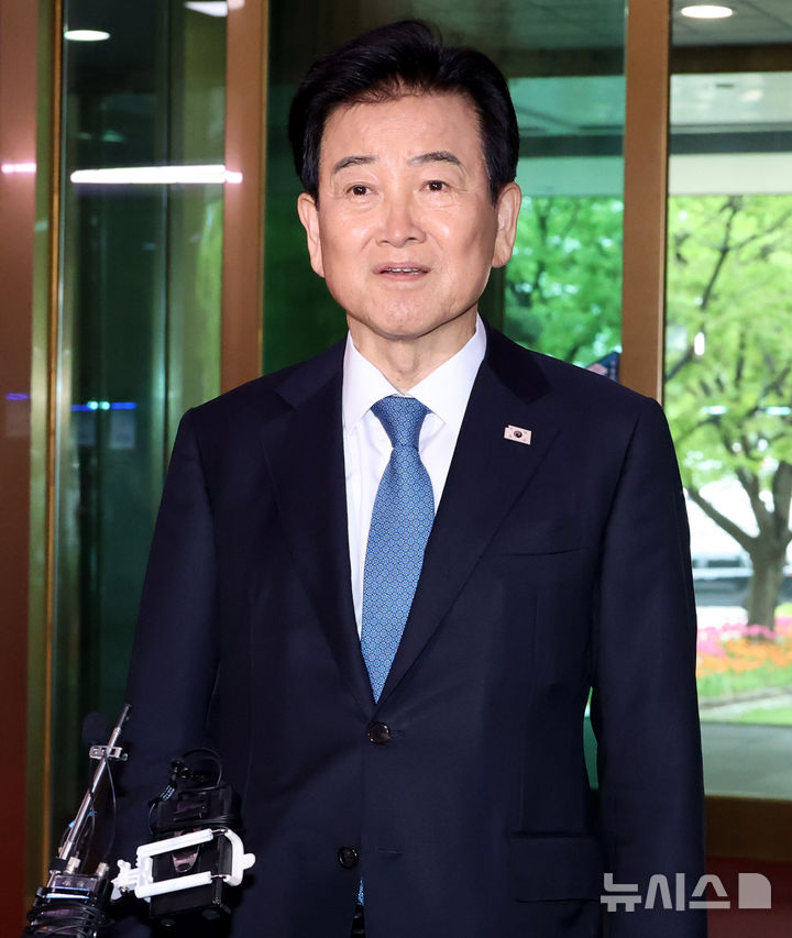 [서울=뉴시스] 추상철 기자 = 정동영 통일부 장관이 20일 오후 서울 종로구 정부서울청사에서 '북한 구성시 핵시설' 발언과 관련해 입장을 밝히며 취재진의 질문에 답변하고 있다. 2026.04.20. scchoo@newsis.com